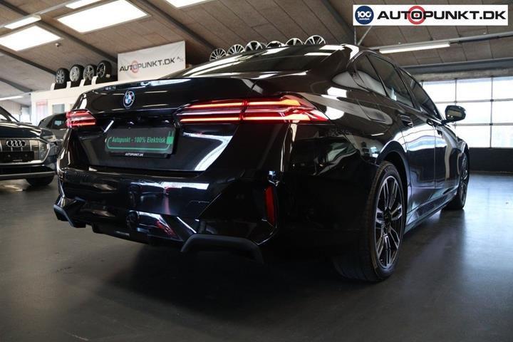 Sort BMW i5 fra 2024