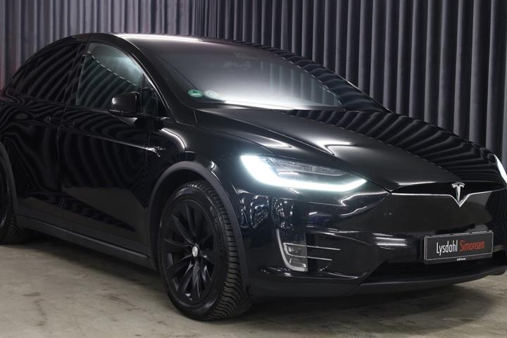 Rød Tesla Model X fra 2019 set udefra