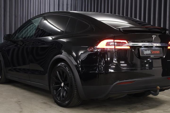 Rød Tesla Model X fra 2019