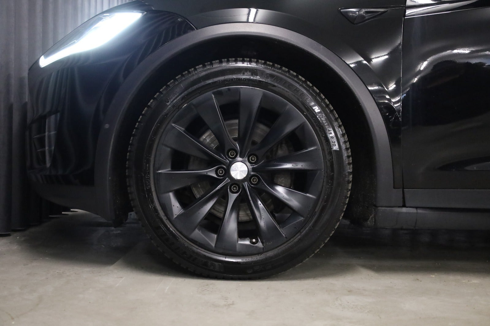 Rød Tesla Model X fra 2019