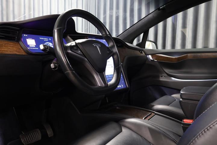 Rød Tesla Model X fra 2019