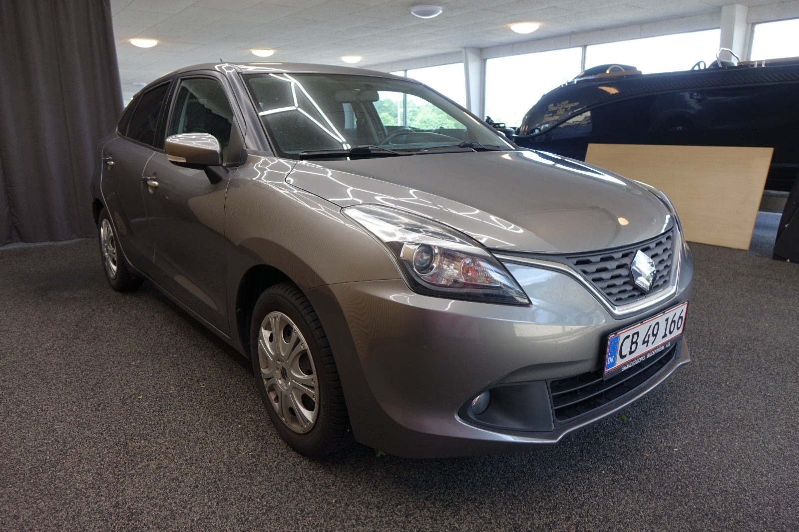 Grå Suzuki Baleno fra 2018