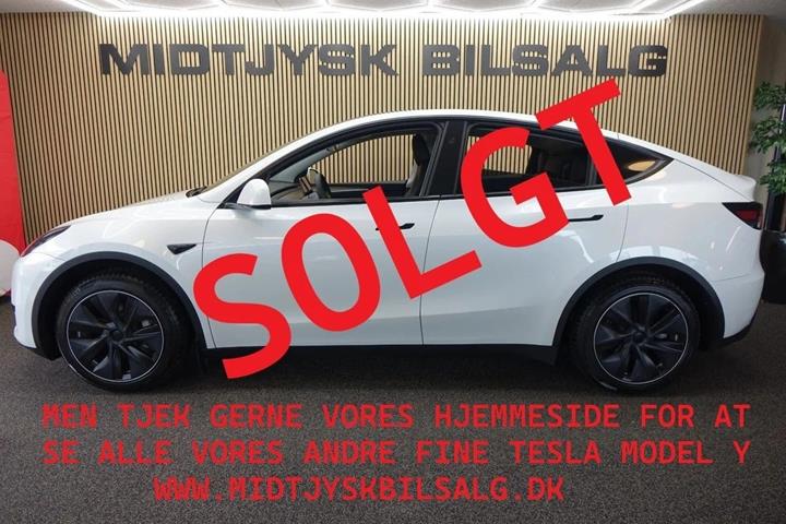 Blå Tesla Model Y fra 2024 set udefra