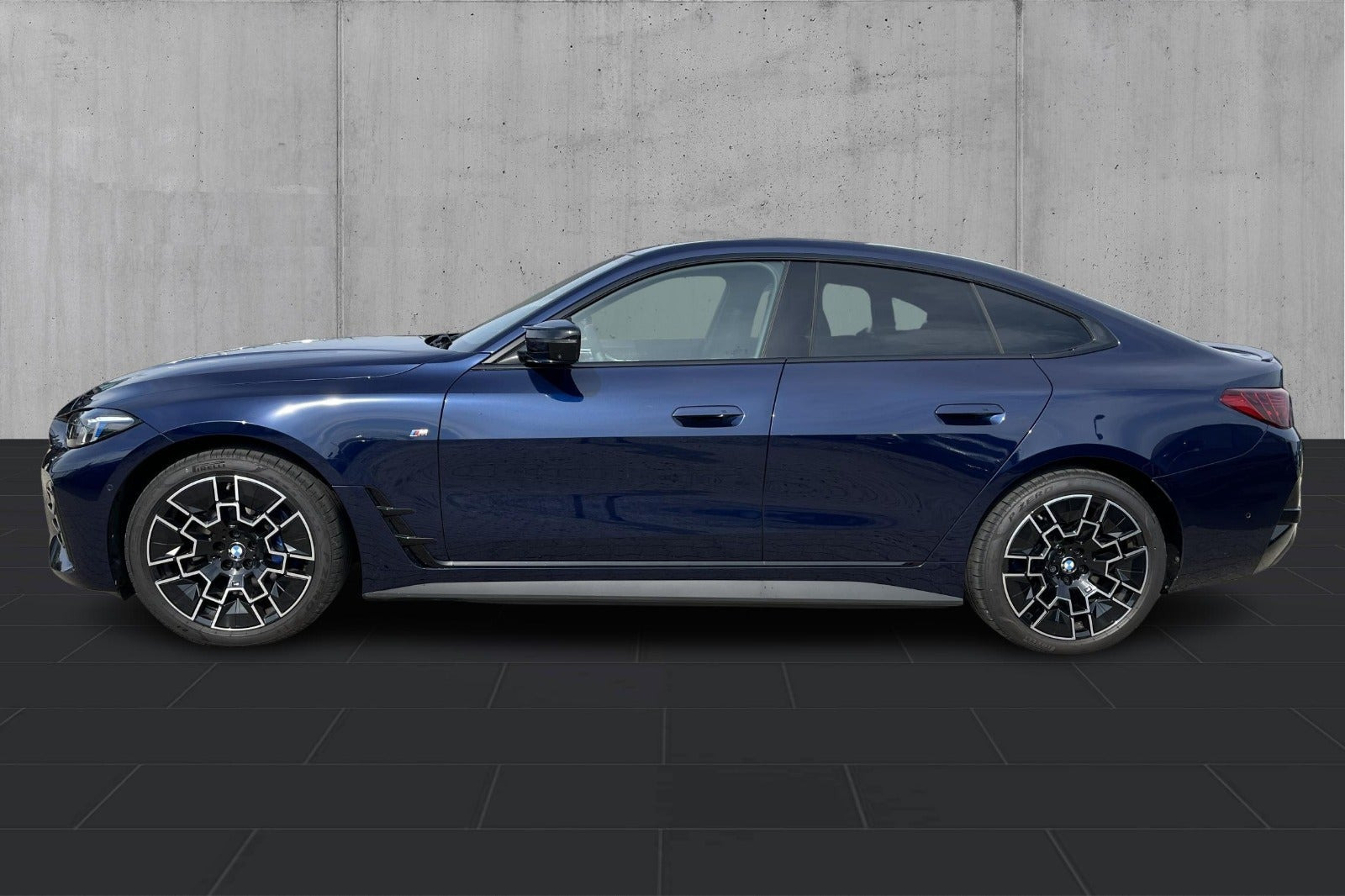 Blå BMW i4 fra 2025