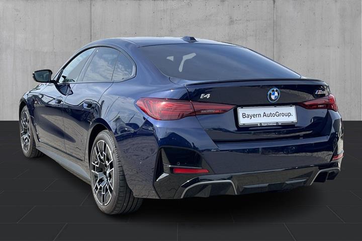 Blå BMW i4 fra 2025