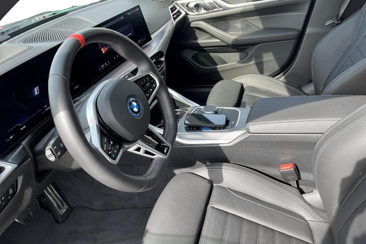 Blå BMW i4 fra 2025