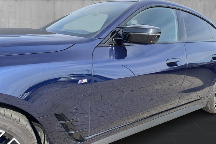 Blå BMW i4 fra 2025