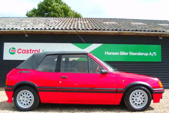 Rød Peugeot 205 fra 1987 set udefra