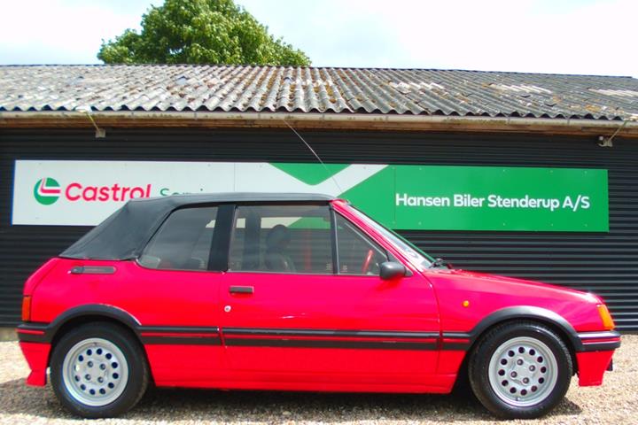 Rød Peugeot 205 fra 1987 set udefra