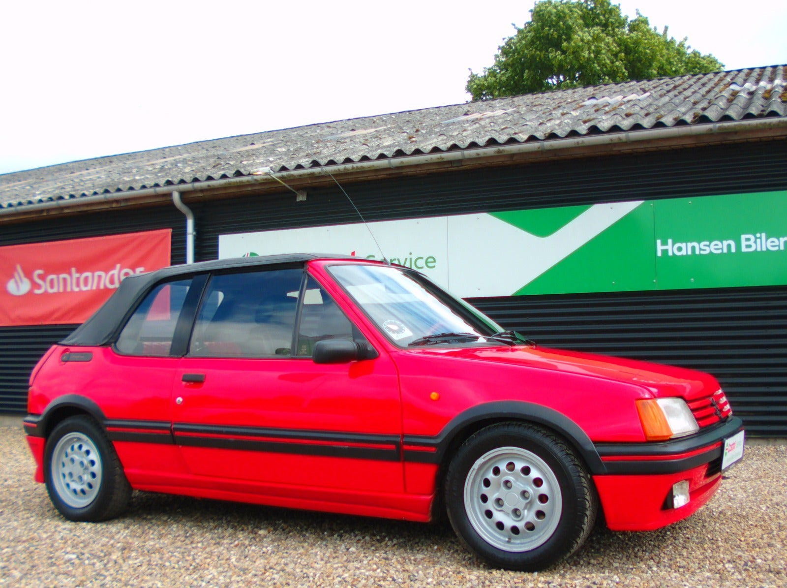 Rød Peugeot 205 fra 1987 set udefra
