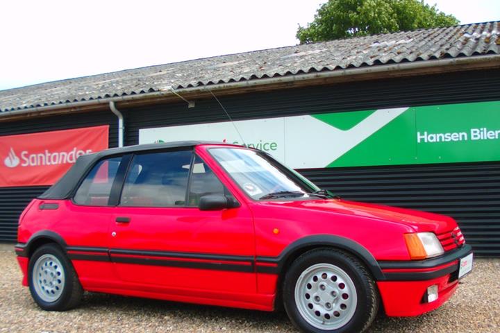 Rød Peugeot 205 fra 1987 set udefra