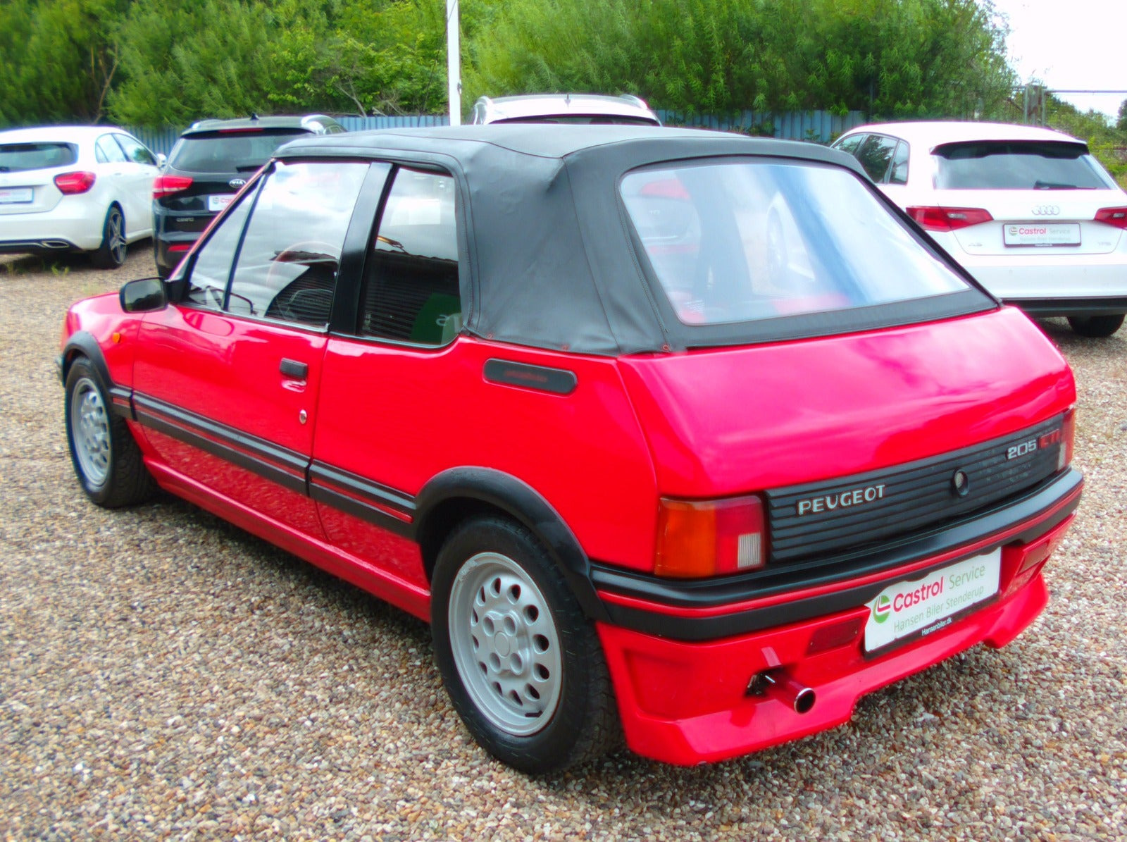 Rød Peugeot 205 fra 1987 set udefra