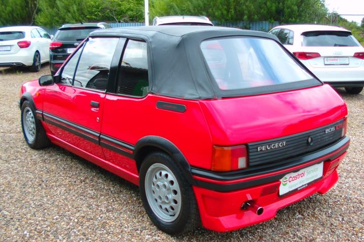Rød Peugeot 205 fra 1987 set udefra