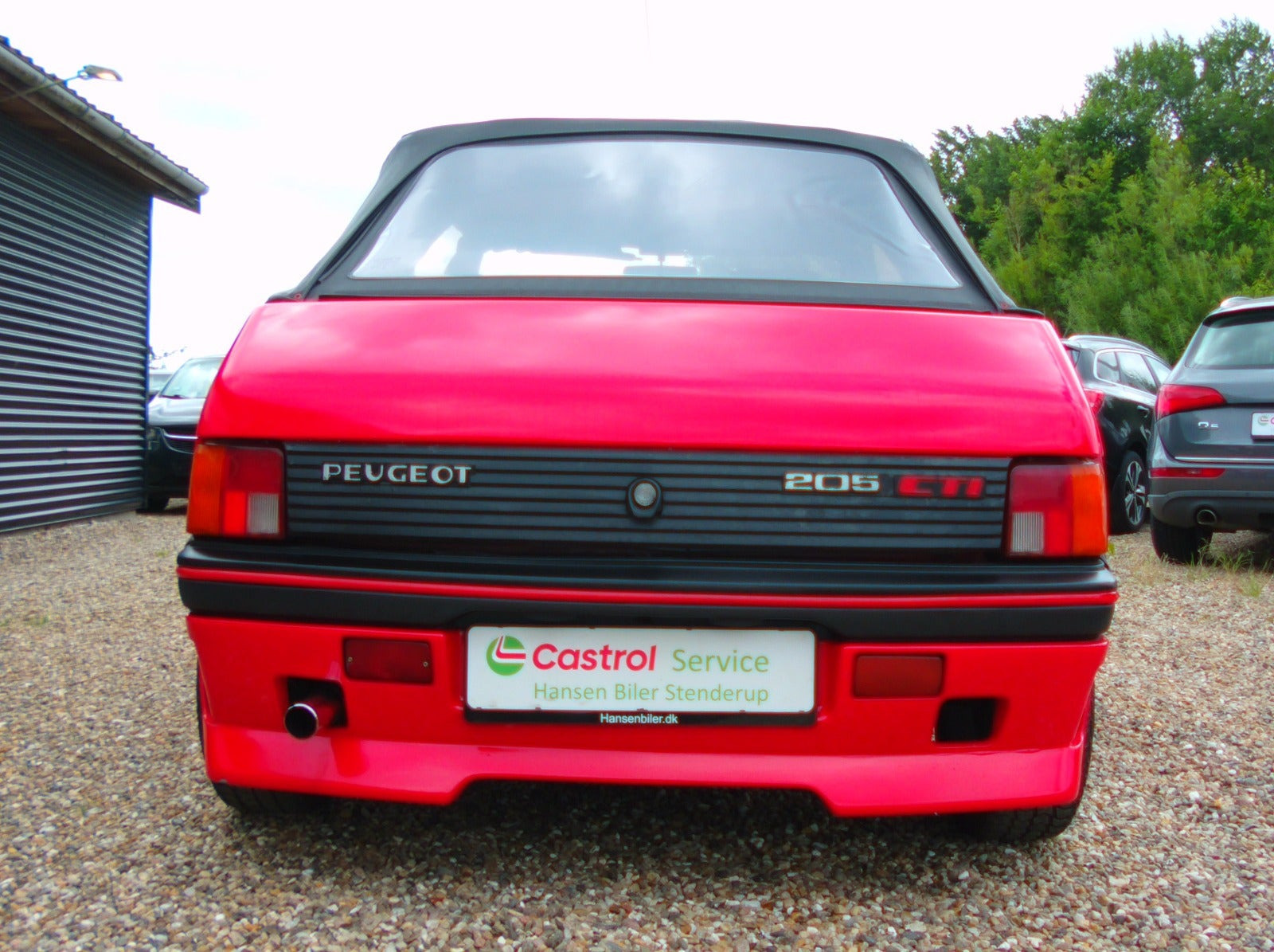 Rød Peugeot 205 fra 1987 set udefra