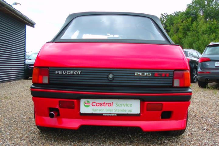 Rød Peugeot 205 fra 1987 set udefra