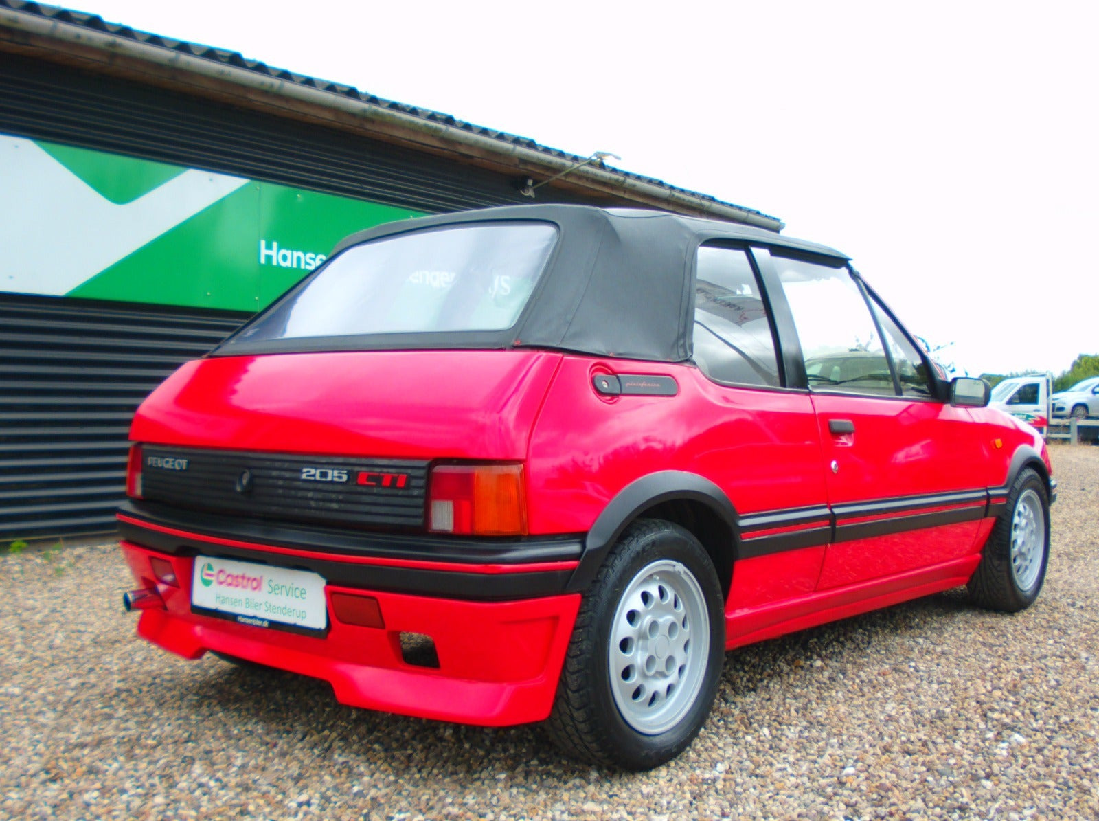 Rød Peugeot 205 fra 1987 set udefra