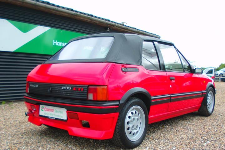 Rød Peugeot 205 fra 1987 set udefra