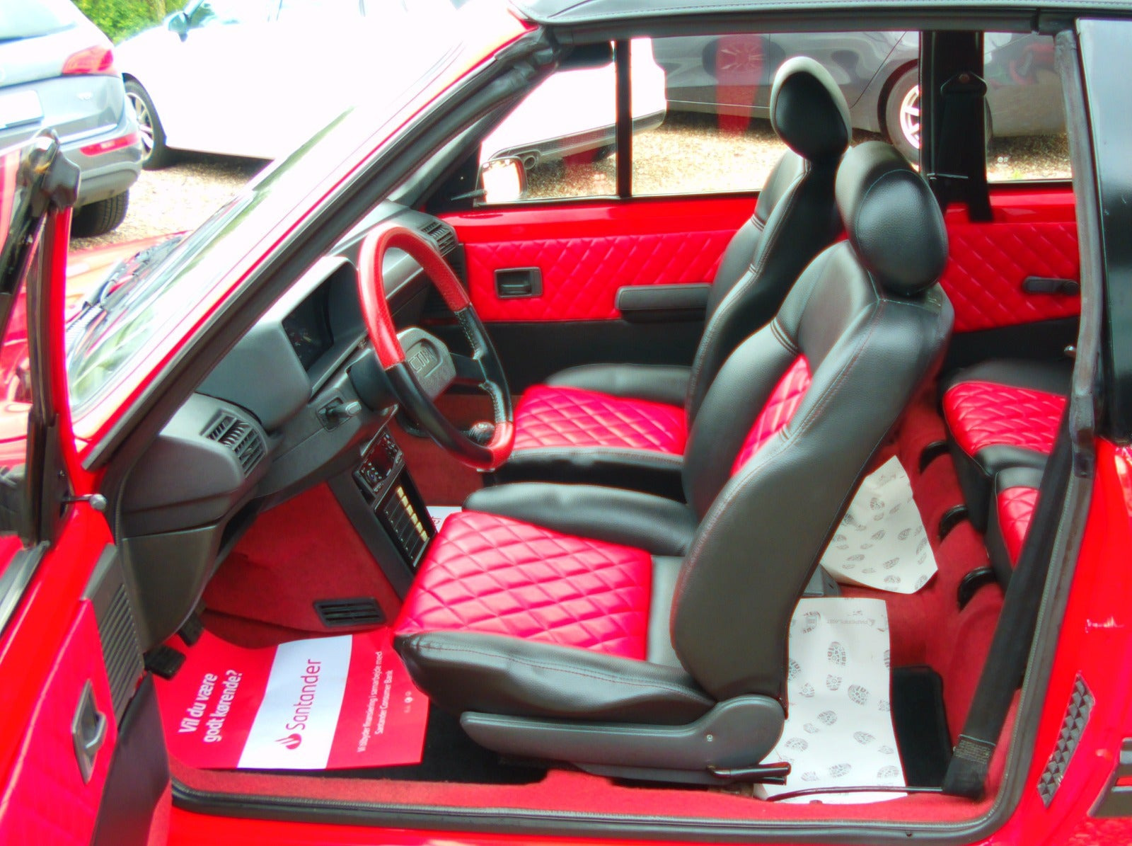 Rød Peugeot 205 fra 1987 set indefra