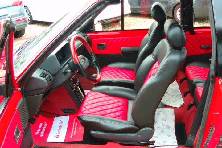 Rød Peugeot 205 fra 1987 set indefra