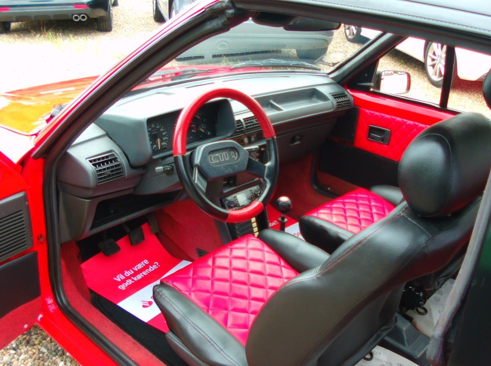 Rød Peugeot 205 fra 1987 set indefra