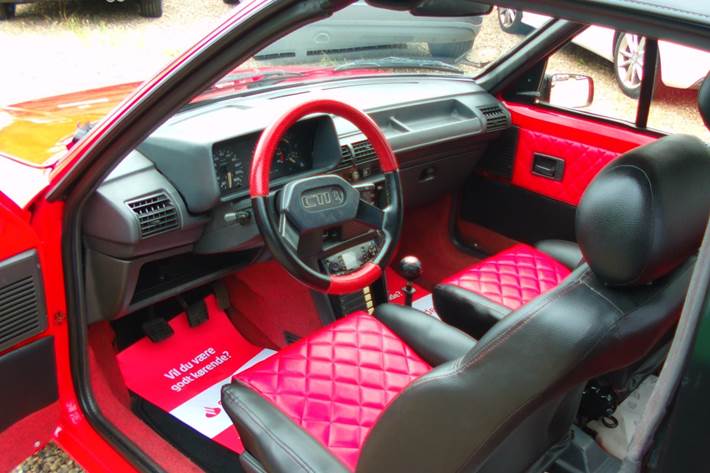 Rød Peugeot 205 fra 1987 set indefra