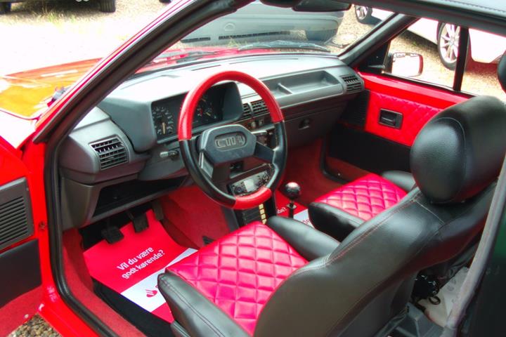 Rød Peugeot 205 fra 1987 set indefra