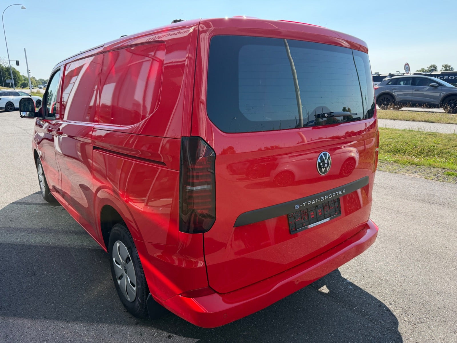 Rød VW e-Transporter fra 2025