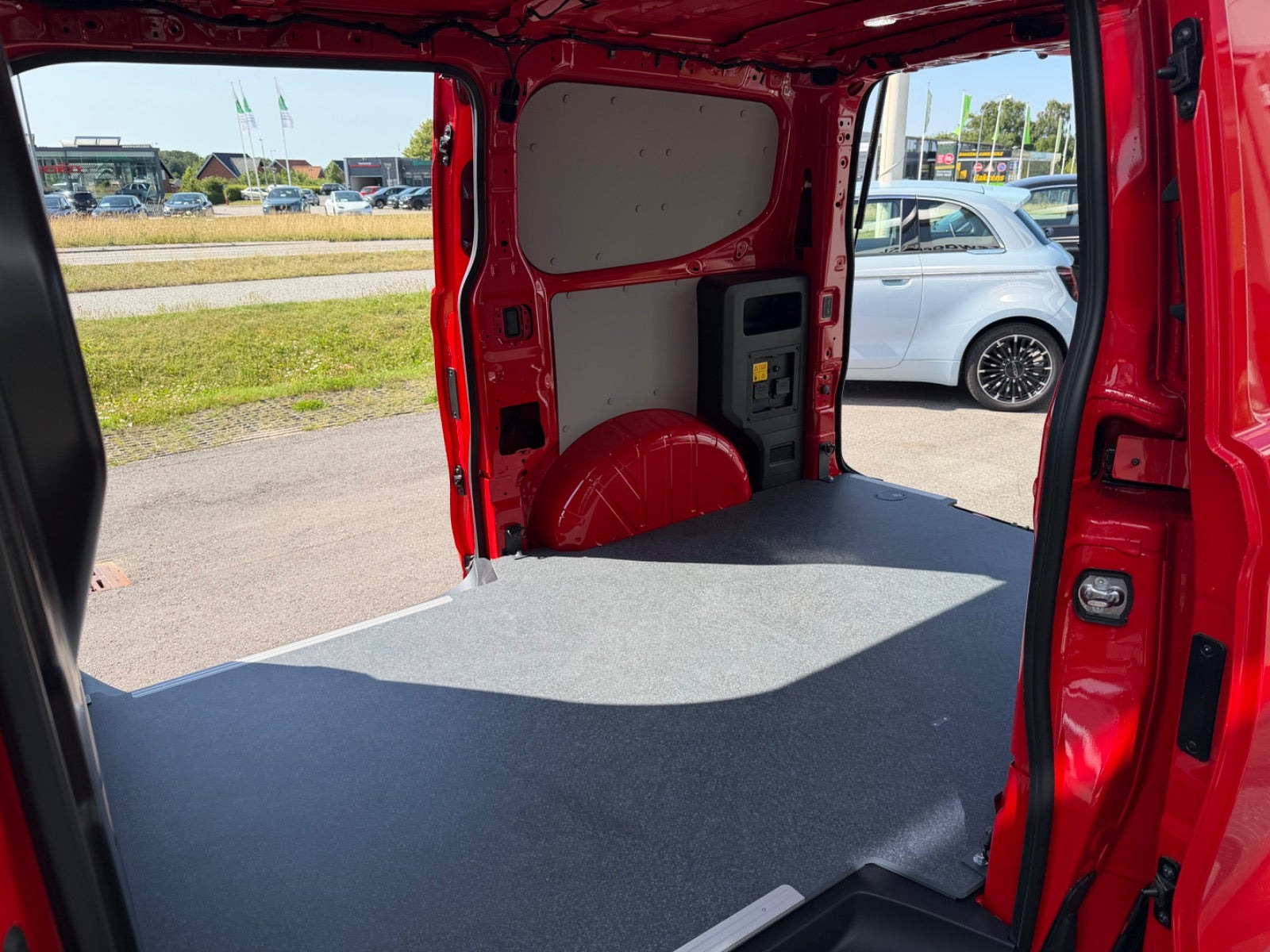 Rød VW e-Transporter fra 2025