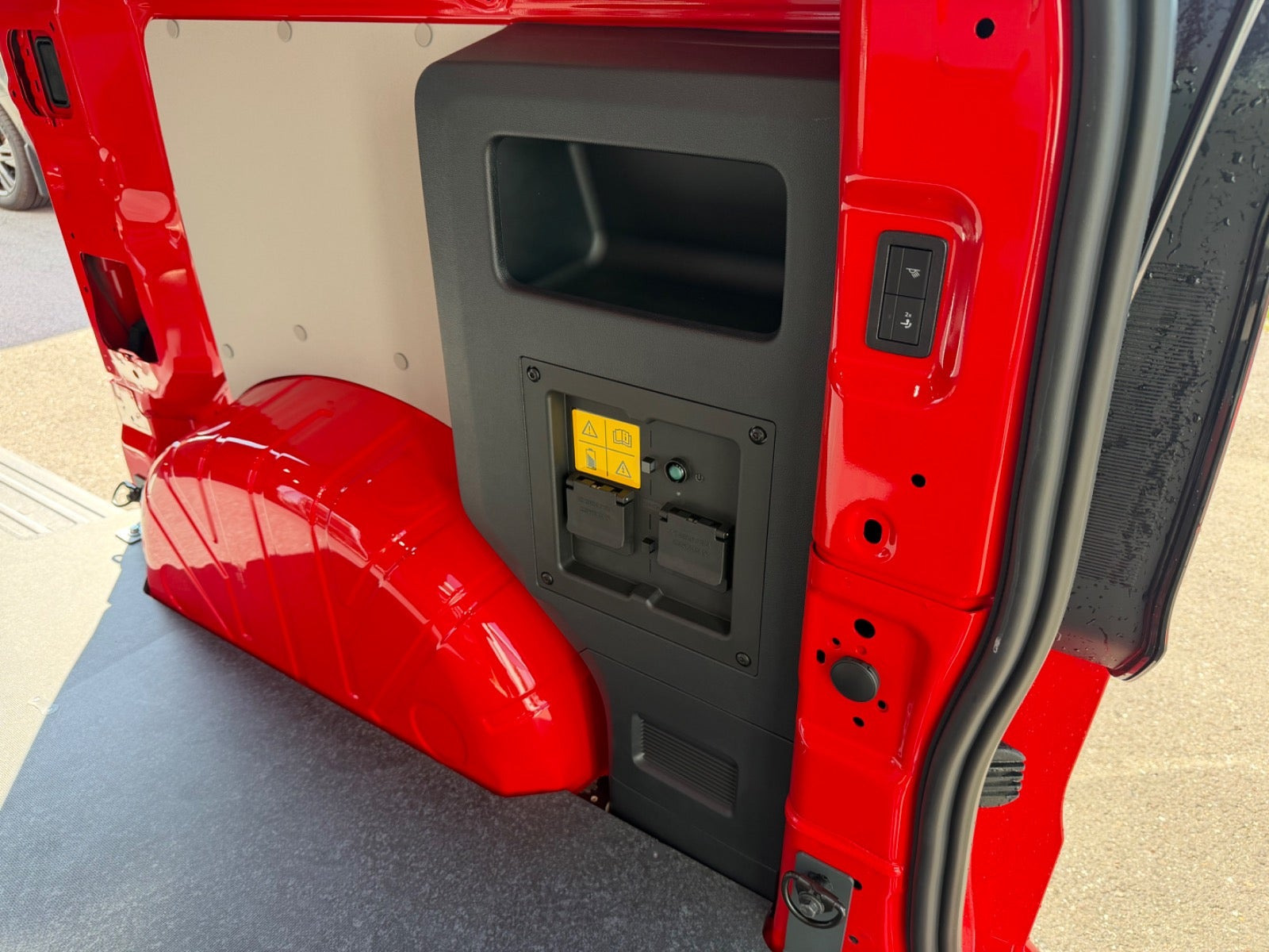 Rød VW e-Transporter fra 2025
