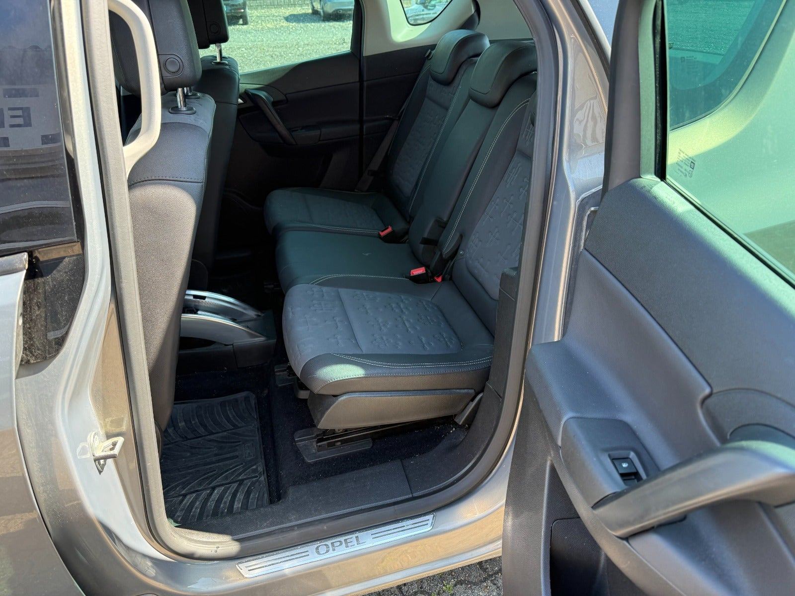 Grå Opel Meriva fra 2011