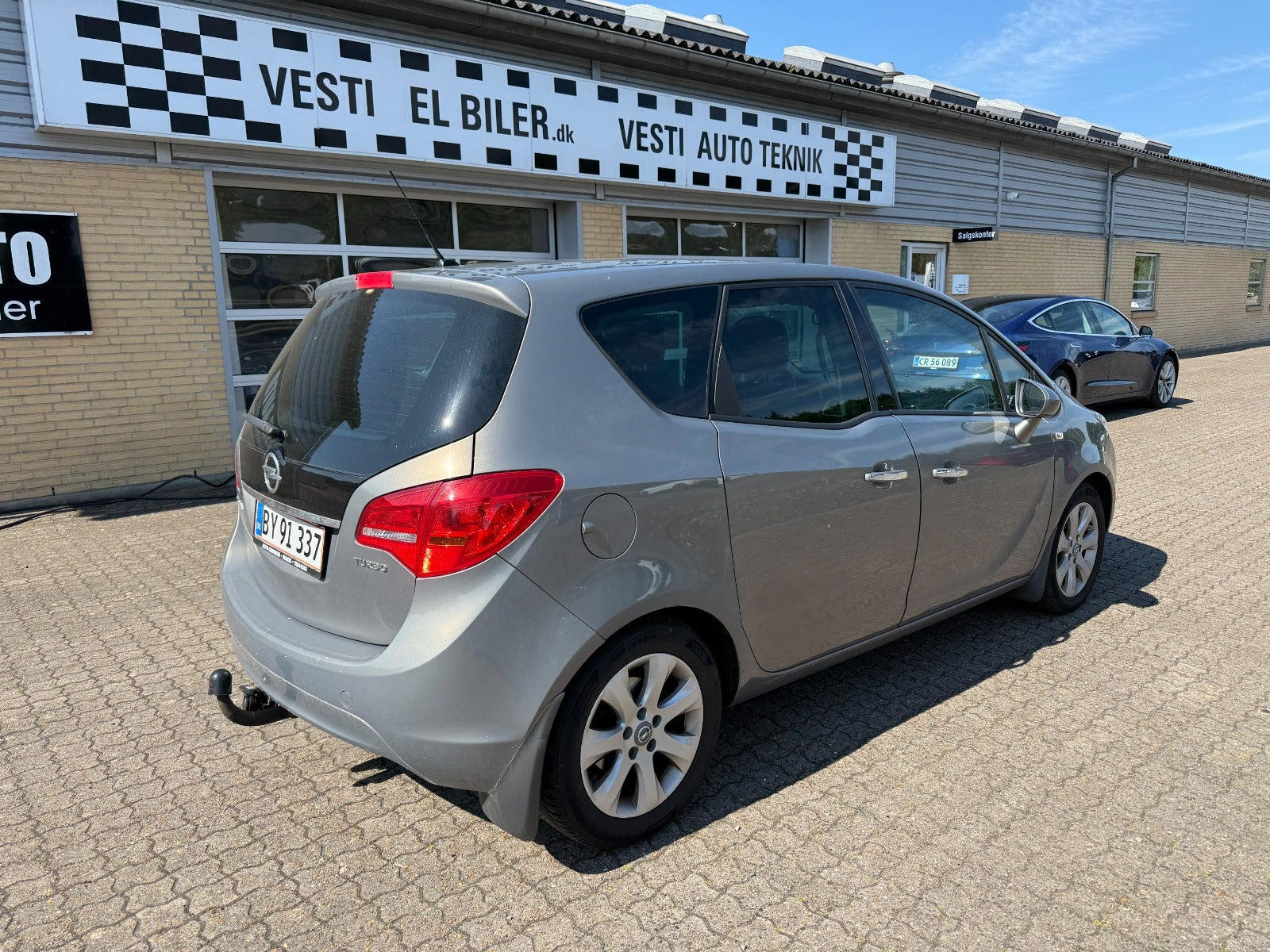 Grå Opel Meriva fra 2011