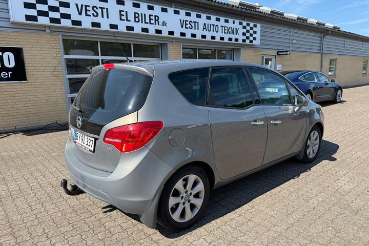 Grå Opel Meriva fra 2011