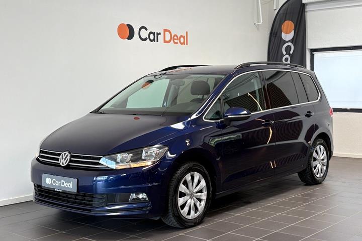 Blå VW Touran fra 2020 set udefra