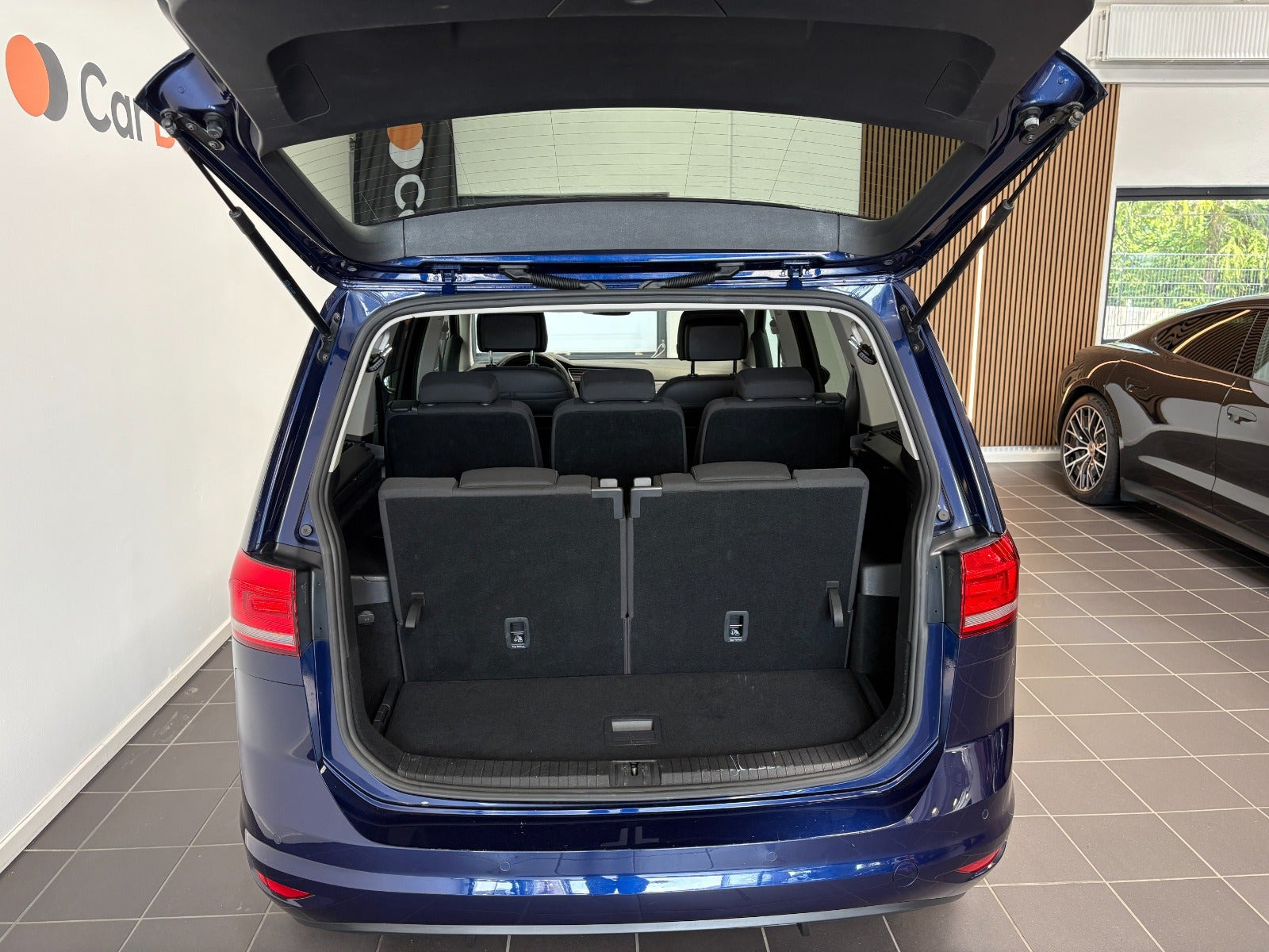 Blå VW Touran fra 2020