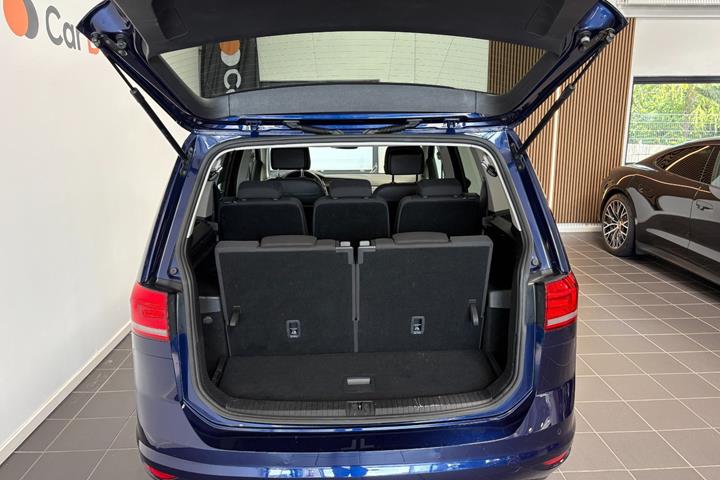 Blå VW Touran fra 2020
