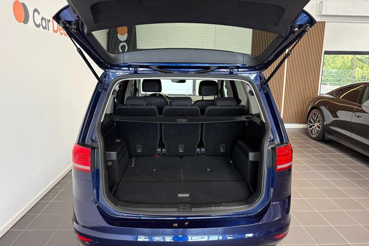 Blå VW Touran fra 2020