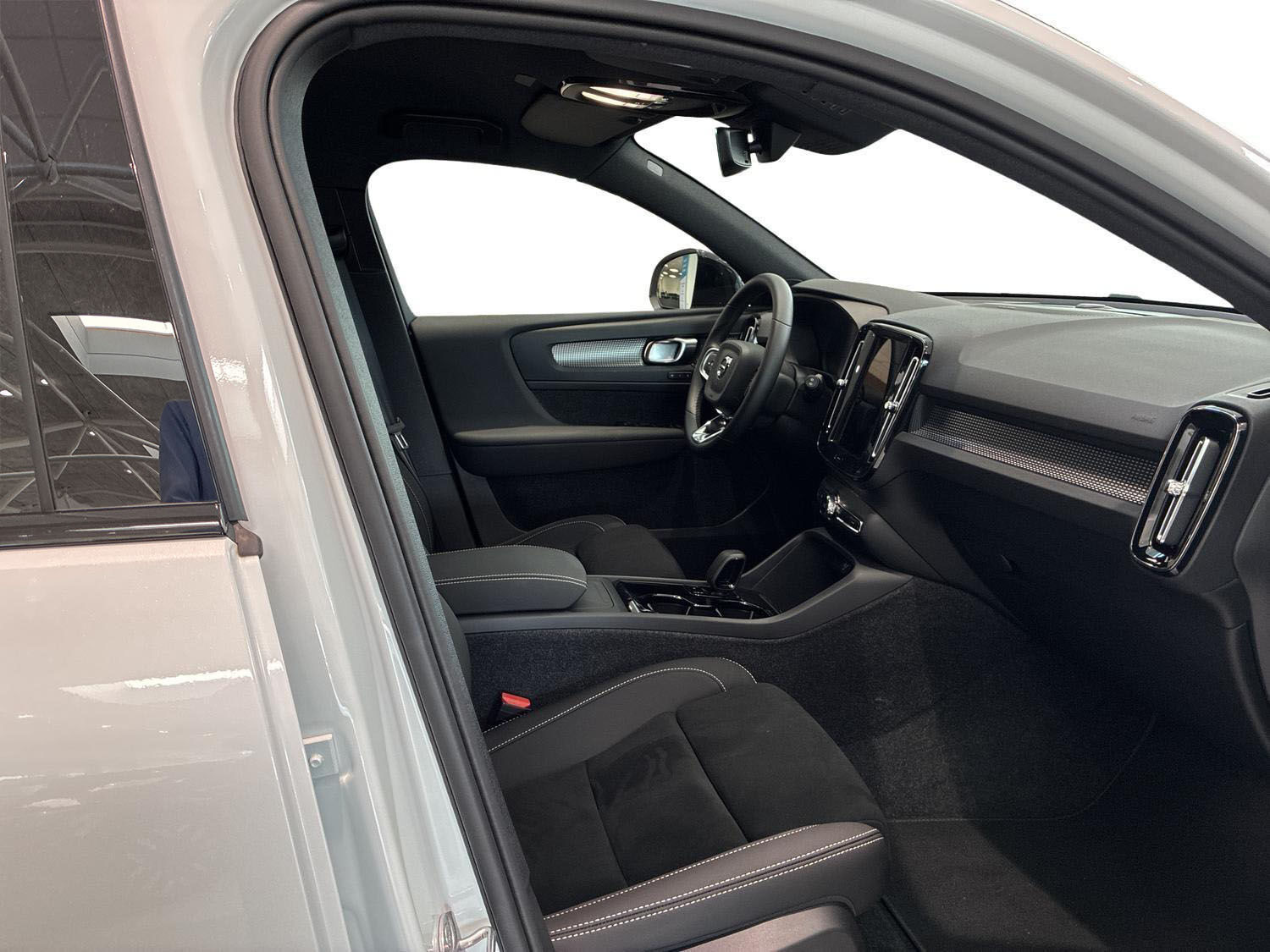 Hvid Volvo EX40 fra 2025