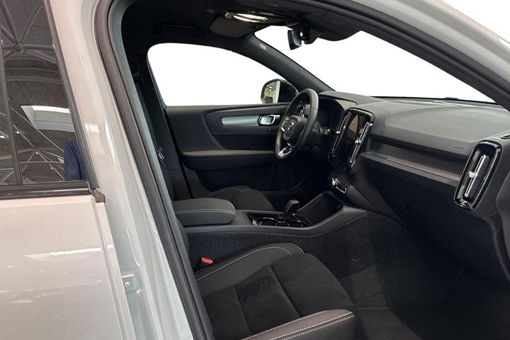 Hvid Volvo EX40 fra 2025