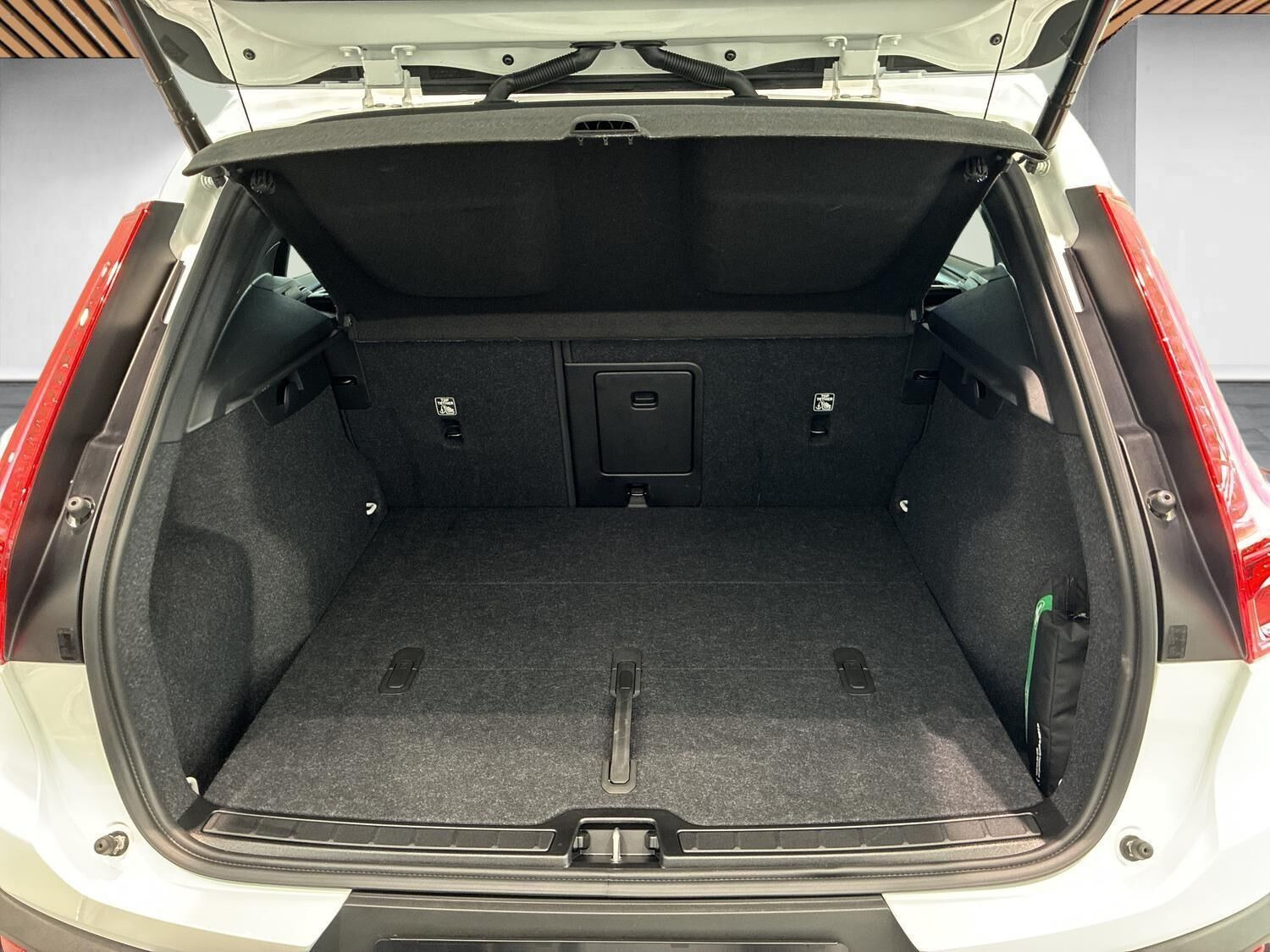 Hvid Volvo EX40 fra 2025