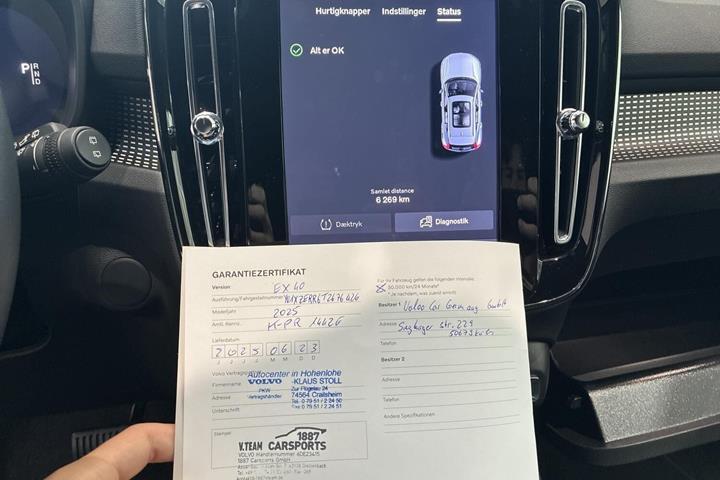 Hvid Volvo EX40 fra 2025