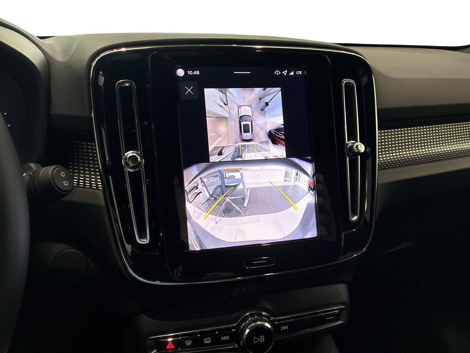 Hvid Volvo EX40 fra 2025
