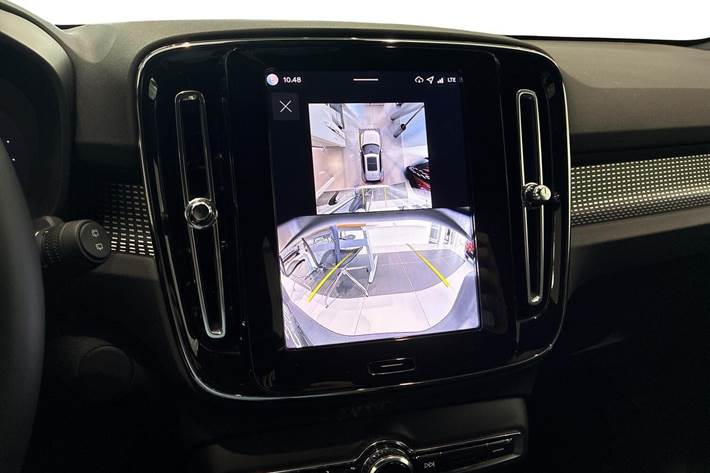 Hvid Volvo EX40 fra 2025