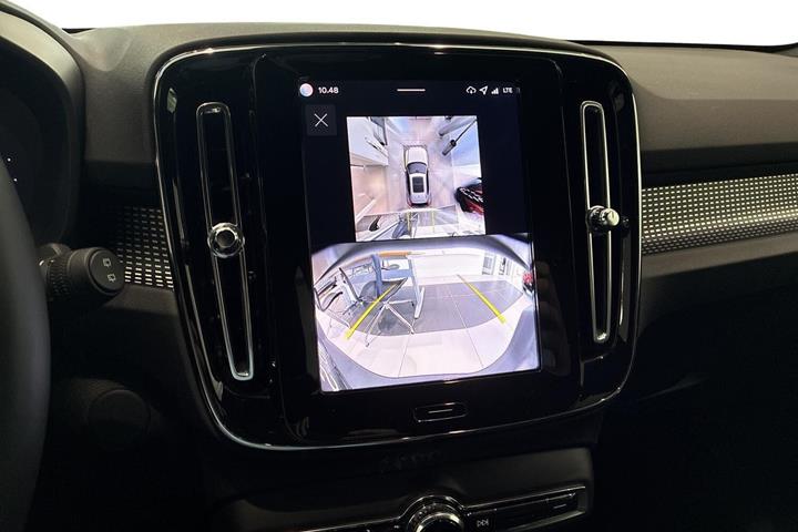 Hvid Volvo EX40 fra 2025
