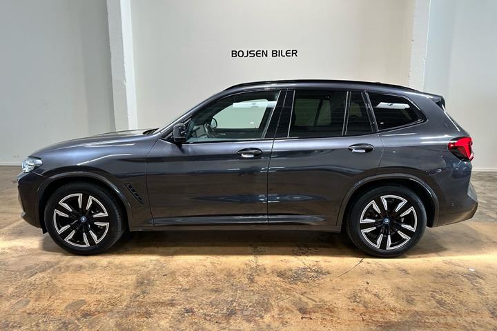 Grå BMW iX3 fra 2023