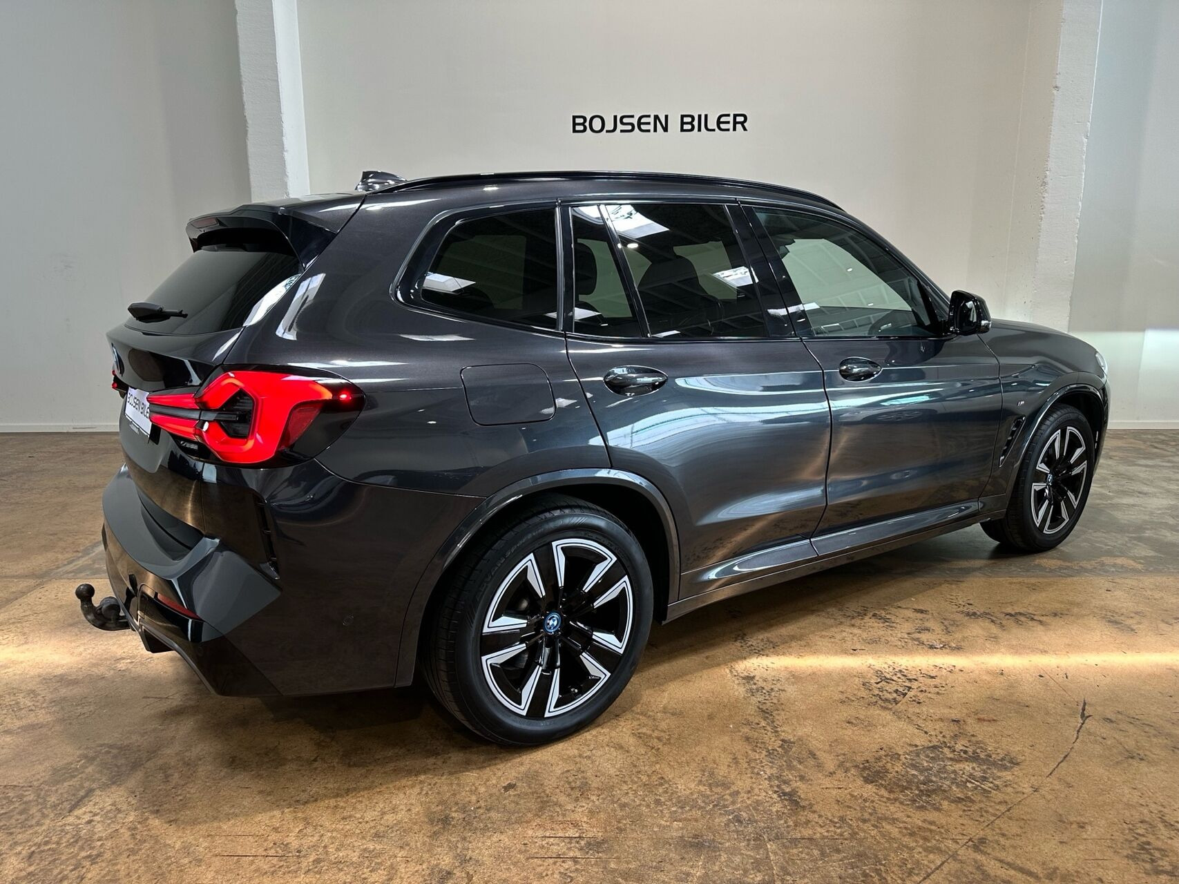 Grå BMW iX3 fra 2023
