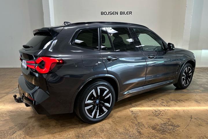 Grå BMW iX3 fra 2023
