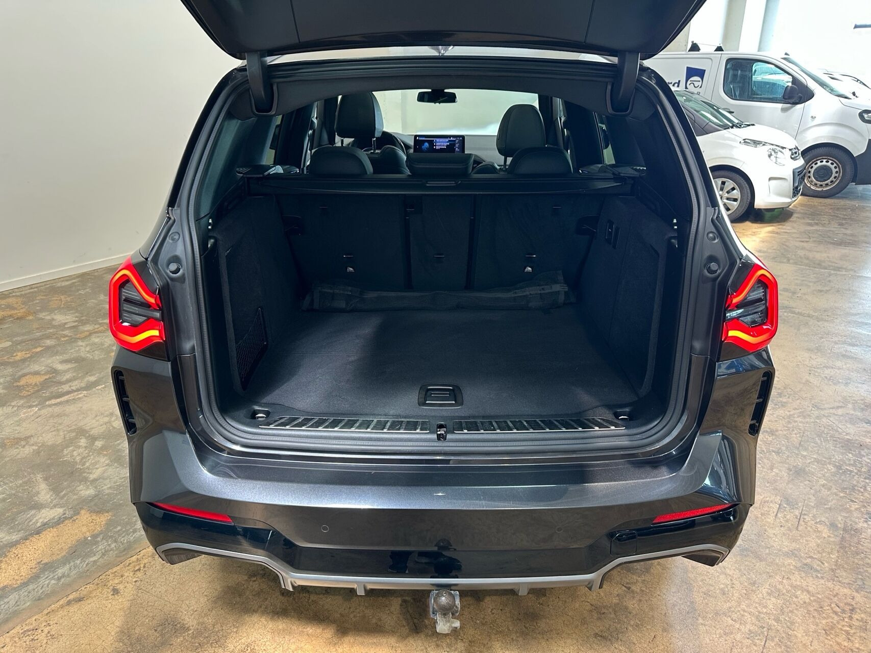 Grå BMW iX3 fra 2023