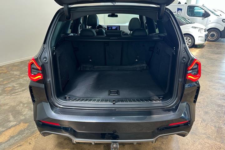 Grå BMW iX3 fra 2023
