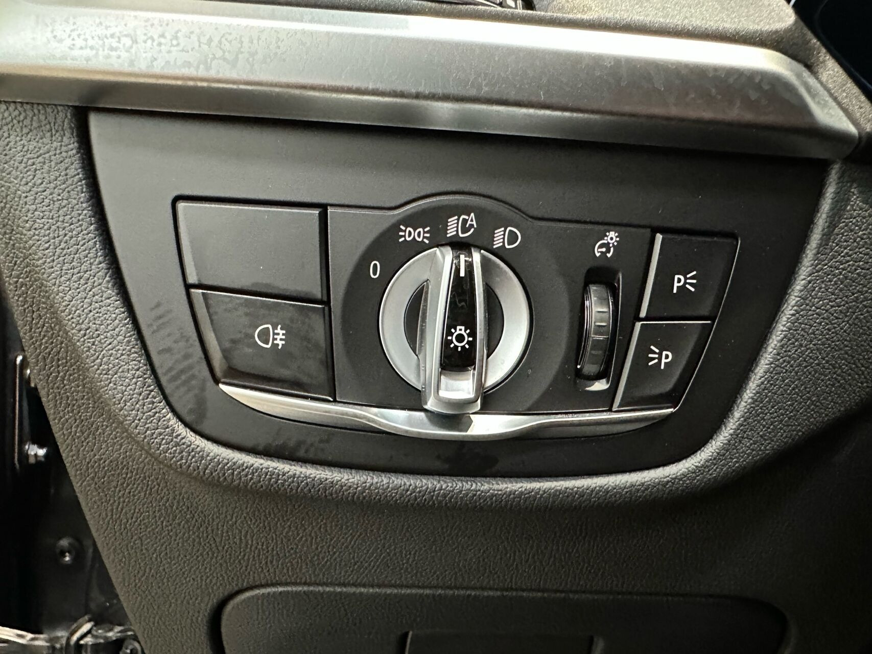 Grå BMW iX3 fra 2023