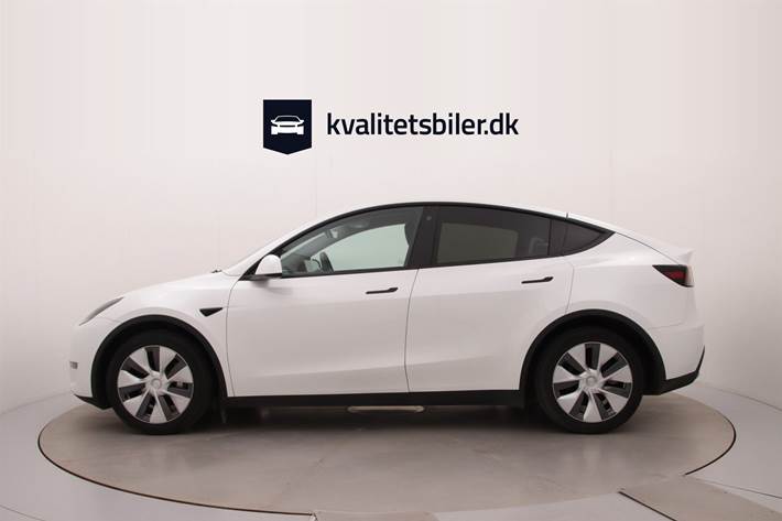Hvid Tesla Model Y fra 2023
